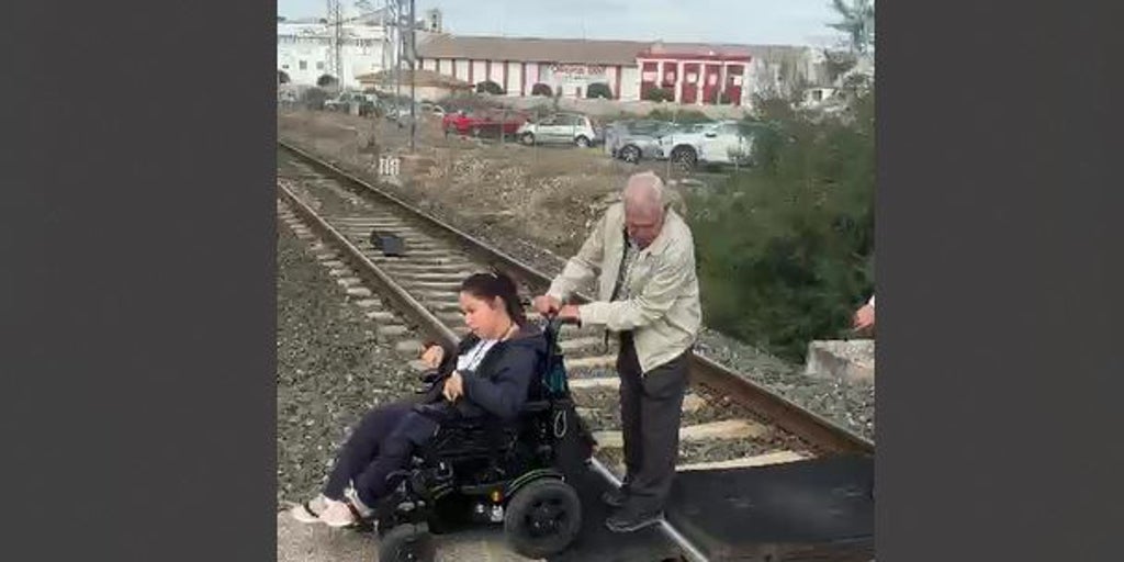 El calvario diario de Natalia para salir de la estación de tren de Utrera