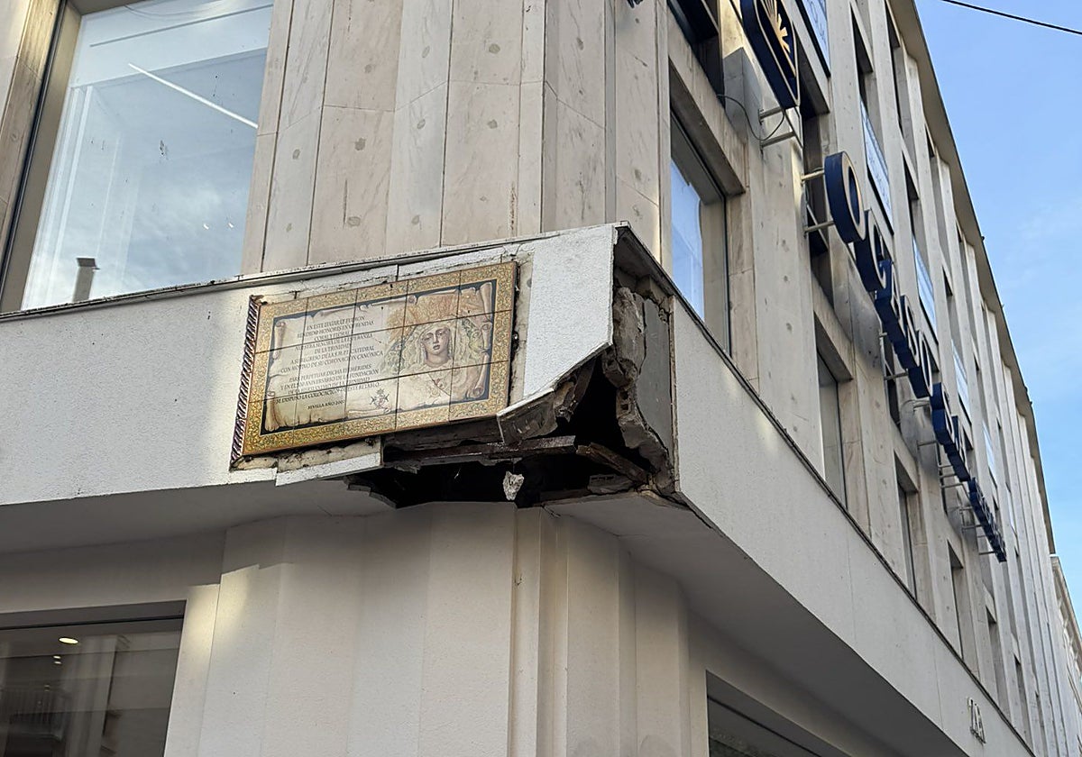 Estado de la cornisa del Zara de la Plaza del Duque esta mañana