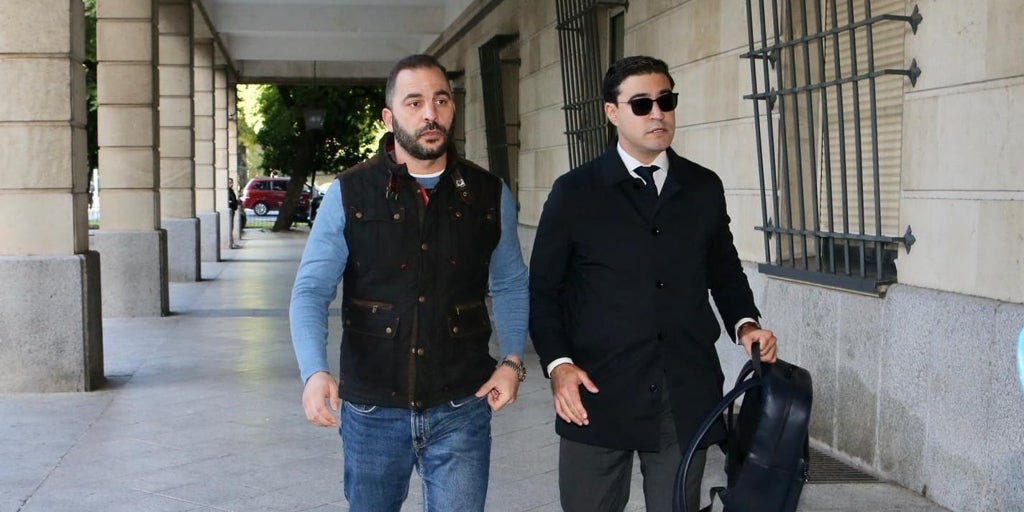 Tejado recoge la notificación del auto que le sienta en el banquillo por el asalto al chalé de María del Monte