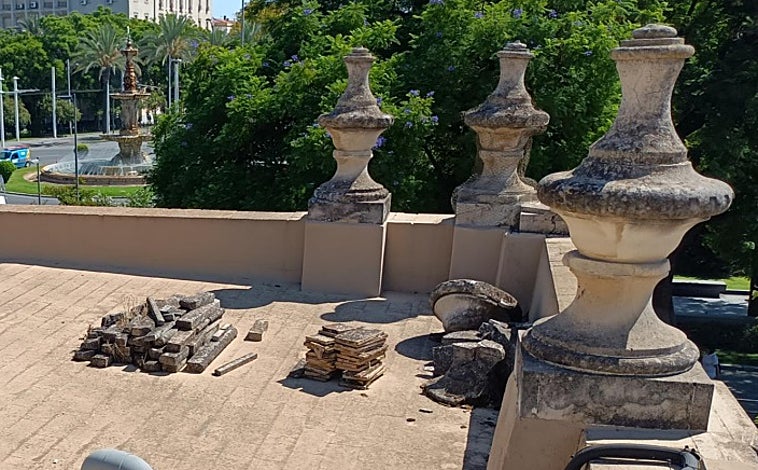 Main image - Detached roof crowns, dampness and blackening of the main facade and the deteriorating and cracked lantern