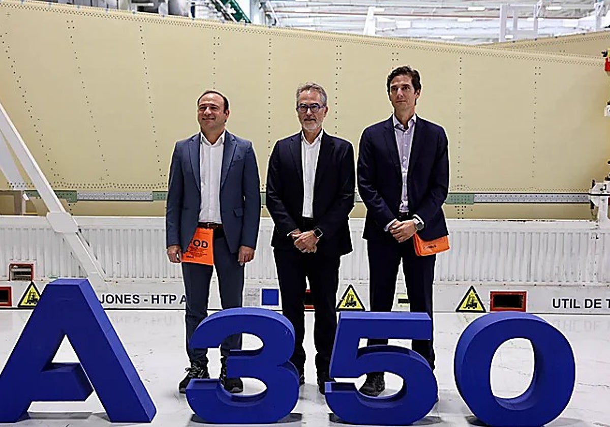 Ricardo Rojas, presidente de Aviones Comerciales de Airbus España, junto a Iván Martínez e Ignacio de Lope,