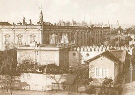 La fábrica de tabacos y, en primer plano, su capilla con una sola nave lateral y casas adosadas