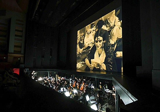 Un momento de la proyección de la película 'Carmen' con la música interpretada por la Sinfónica de Sevilla