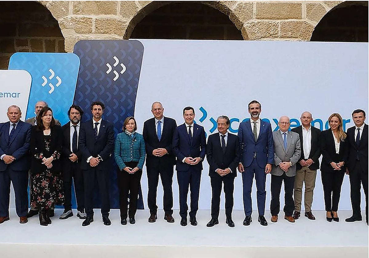 Foto de familia del acto de Conxemar en Cádiz junto al presidente de la Junta, Juanma Moreno