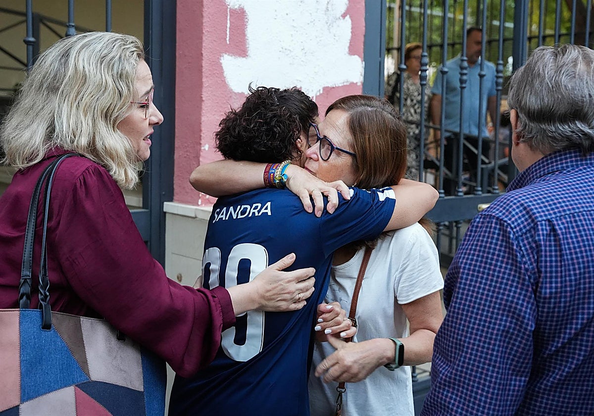 La madre de Sandra abrazando a familiares y vecinos