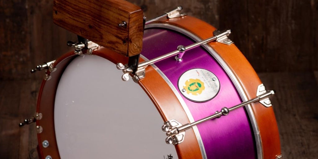 La Centuria Macarena rescata el emblemático tambor de Pepe Hidalgo para la nueva batería de la banda