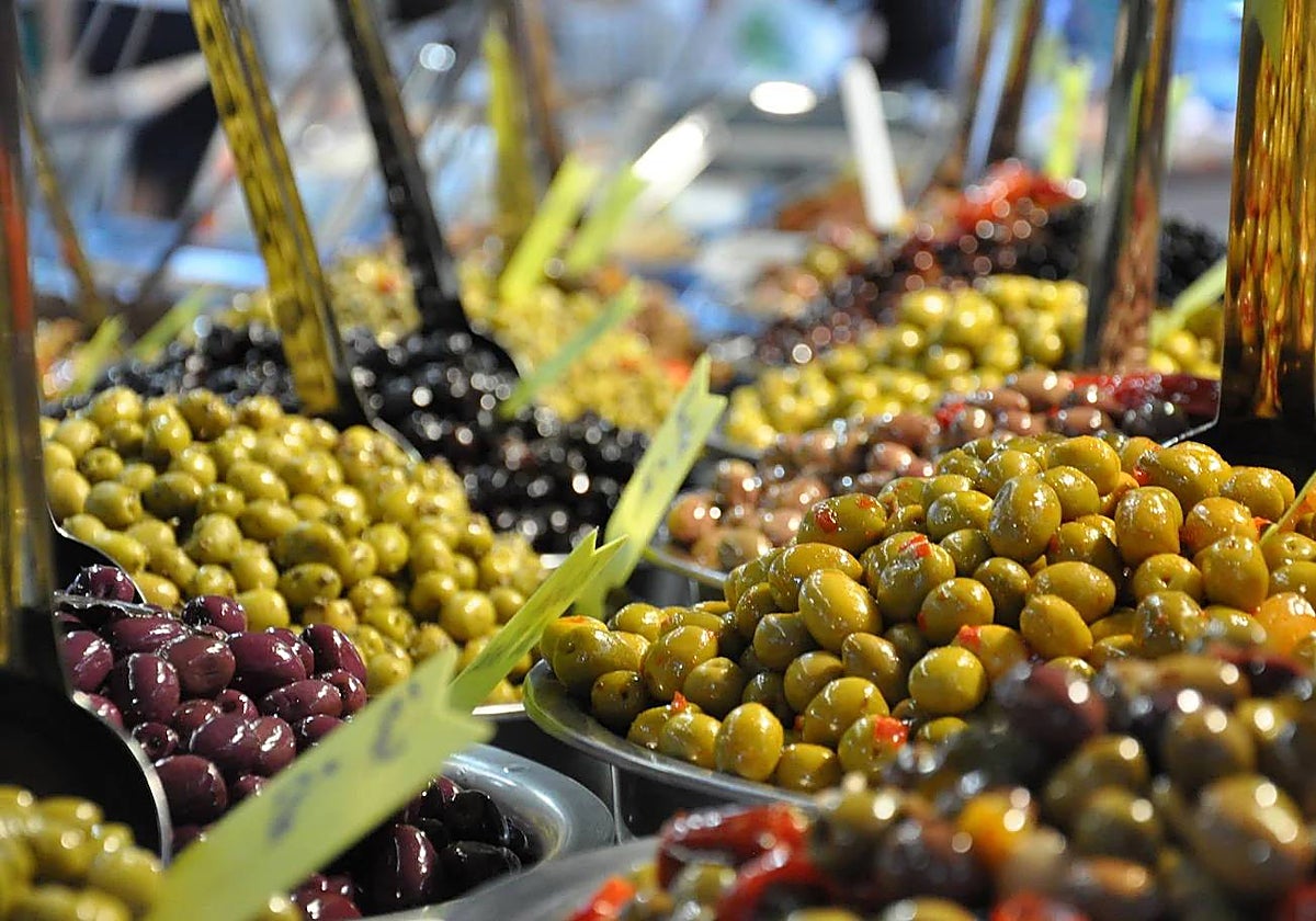 Aceitunas aliñadas expuestas para su venta
