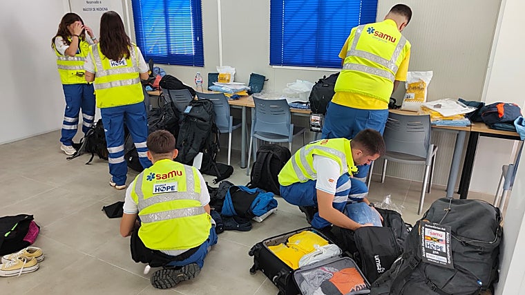 Efectivos del SAMU preparan sus macutos para acudir a la llamada de Jamaica tras el paso del huracán Melissa