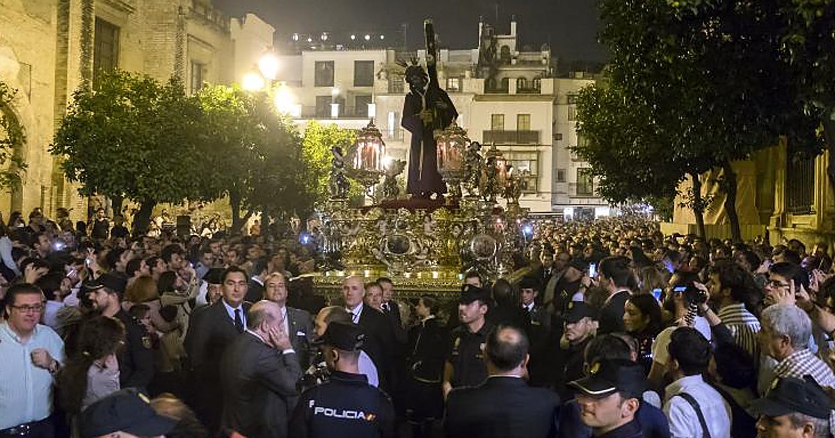 La Policía Nacional deja de escoltar los pasos en las procesiones extraordinarias de Sevilla: así afecta al creciente calendario cofrade La Policía Nacional deja de escoltar los pasos en las procesiones extraordinarias de Sevilla: así afecta al creciente calendario cofrade