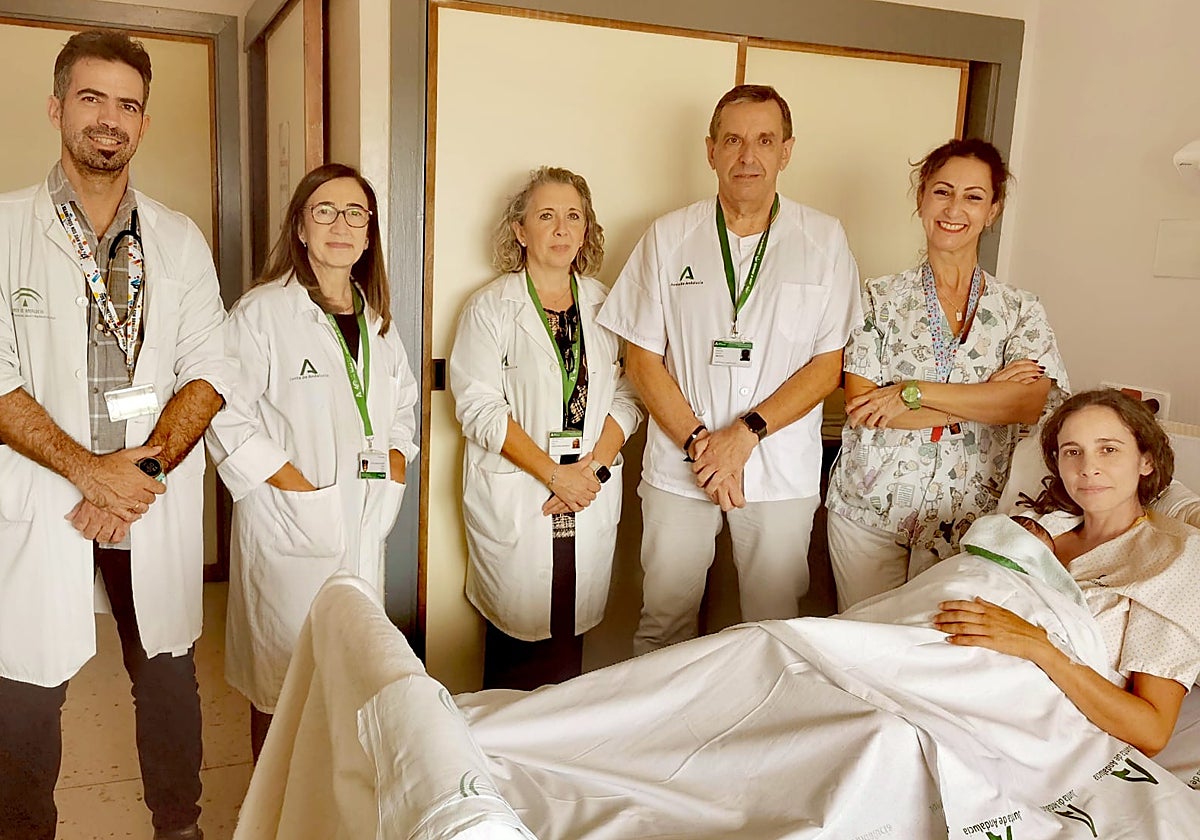 Una madre y su hijo posan junto con el equipo multidisciplinar del programa de Alta Precoz