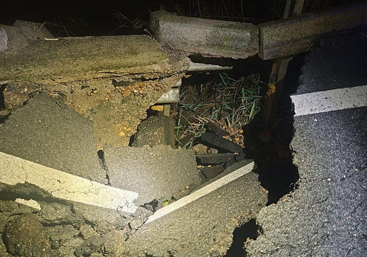 Agujero que ha aparecido en la calzada de la SE-20