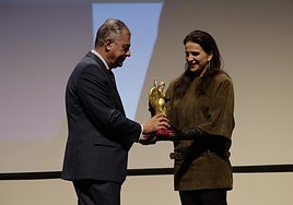 Juliette Binoche recibe el Giraldillo de Honor del Festival de Cine Europeo entre multitudes
