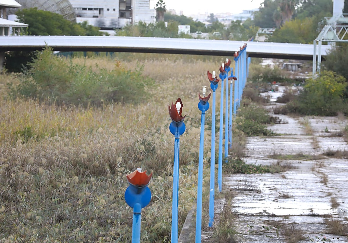 Las farolas de la Isla de la Cartuja se encuentran en un estado importante de deterioro