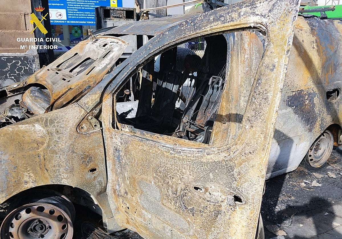 El estado de la furgoneta tras ser incendiada