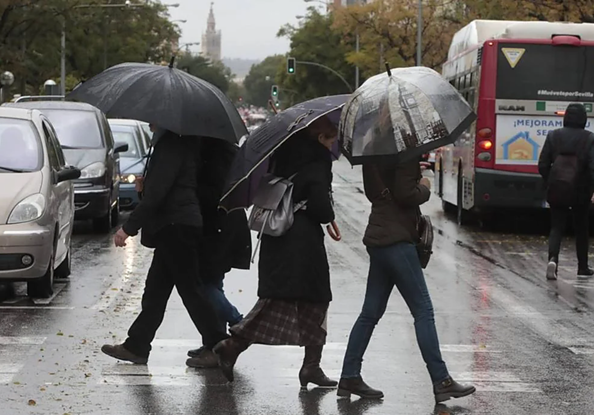 Gente caminando con paraguas durante un día de lluvia en Sevilla
