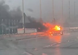 El coche incendiado este viernes en el puente sevillano