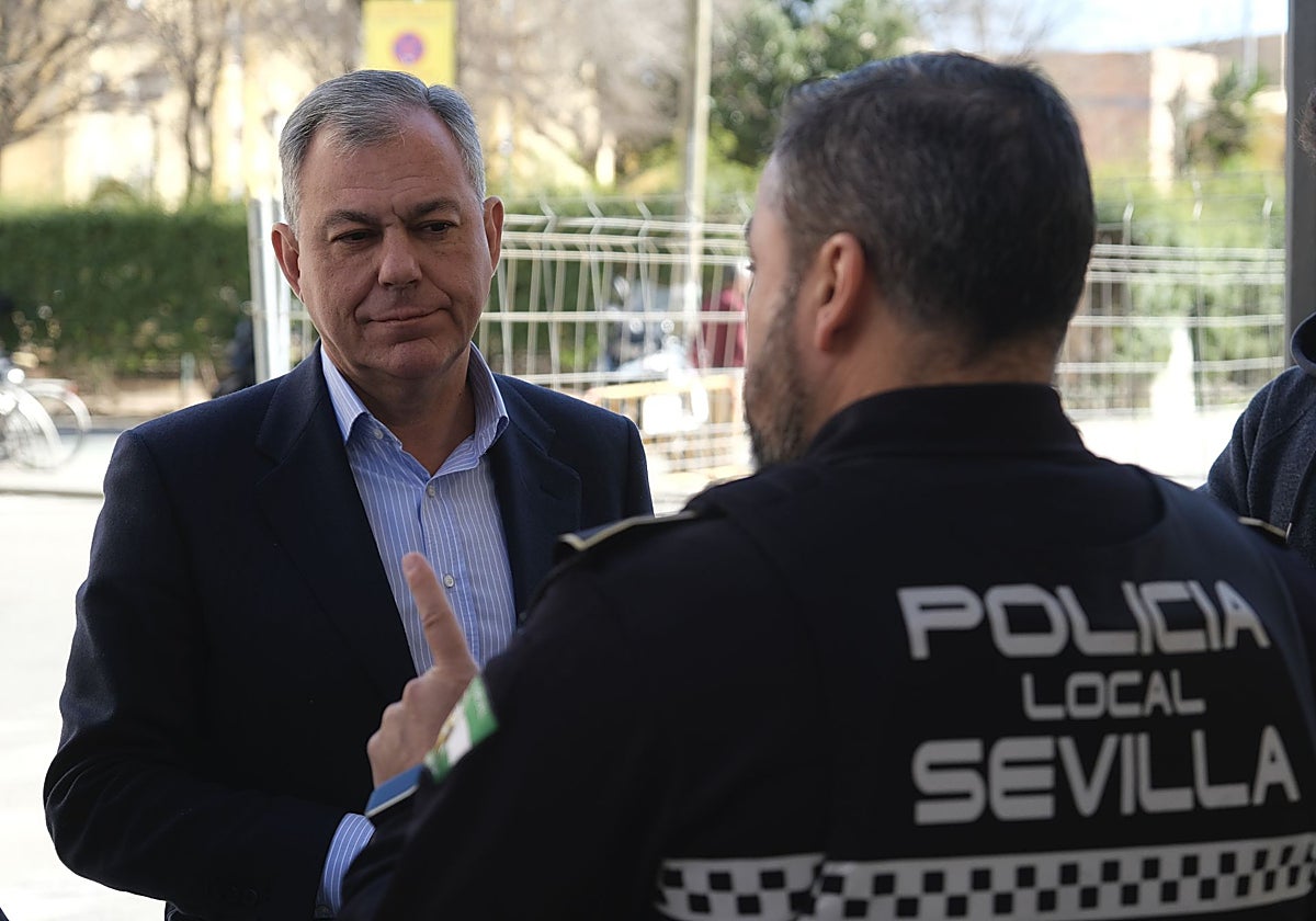 El alcalde José Luis Sanz conversa con un agente de la Policía Local