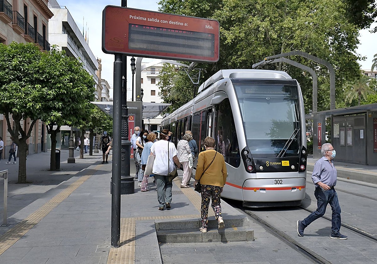El tranvía detenido en su parada de la Plaza Nueva