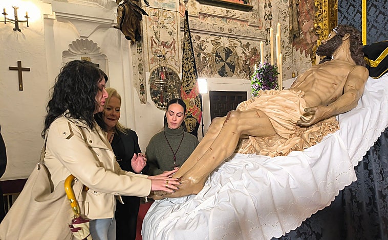 Imagen principal - Todos los invidentes que así lo han querido han podido tocar y sentir de una forma muy especial la imagen del Santísimo Cristo Yacente