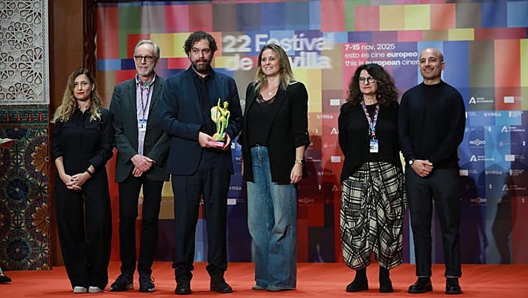 Daniel Vidal Toche, director de 'La anatomía de los caballos', junto a Angie Moreno y los miembros del jurado