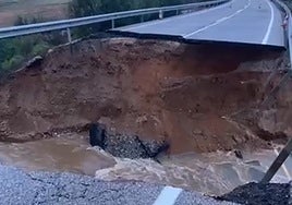 El temporal de lluvia provoca el colapso de la A-433 a la altura de El Castillo de las Guardas