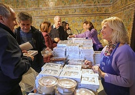 Cientos de sevillanos pasan cada año por la muestra de dulces de conventos
