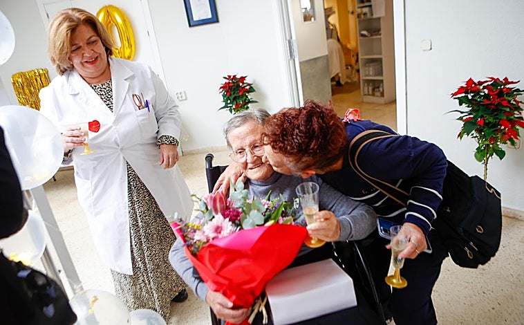 Imagen principal - Arriba, Josefa recibe el beso de una de sus hijas levantando una copa de champán; abajo, a la izquierda, José Francisco en la clínica antes de ser homenajeado