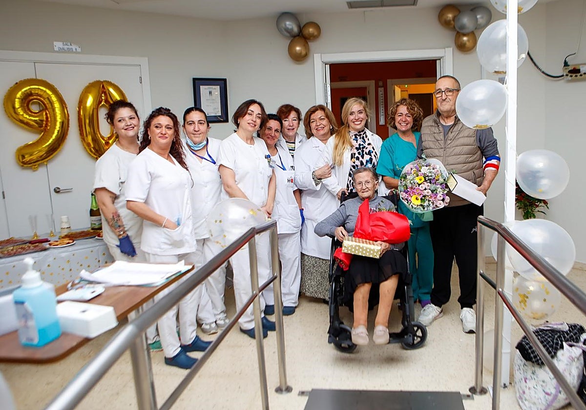 Foto de familia del Centro de Diálisis Aljarafe, con Josefa y José Francisco siendo obsequiados por sus nefrólogas
