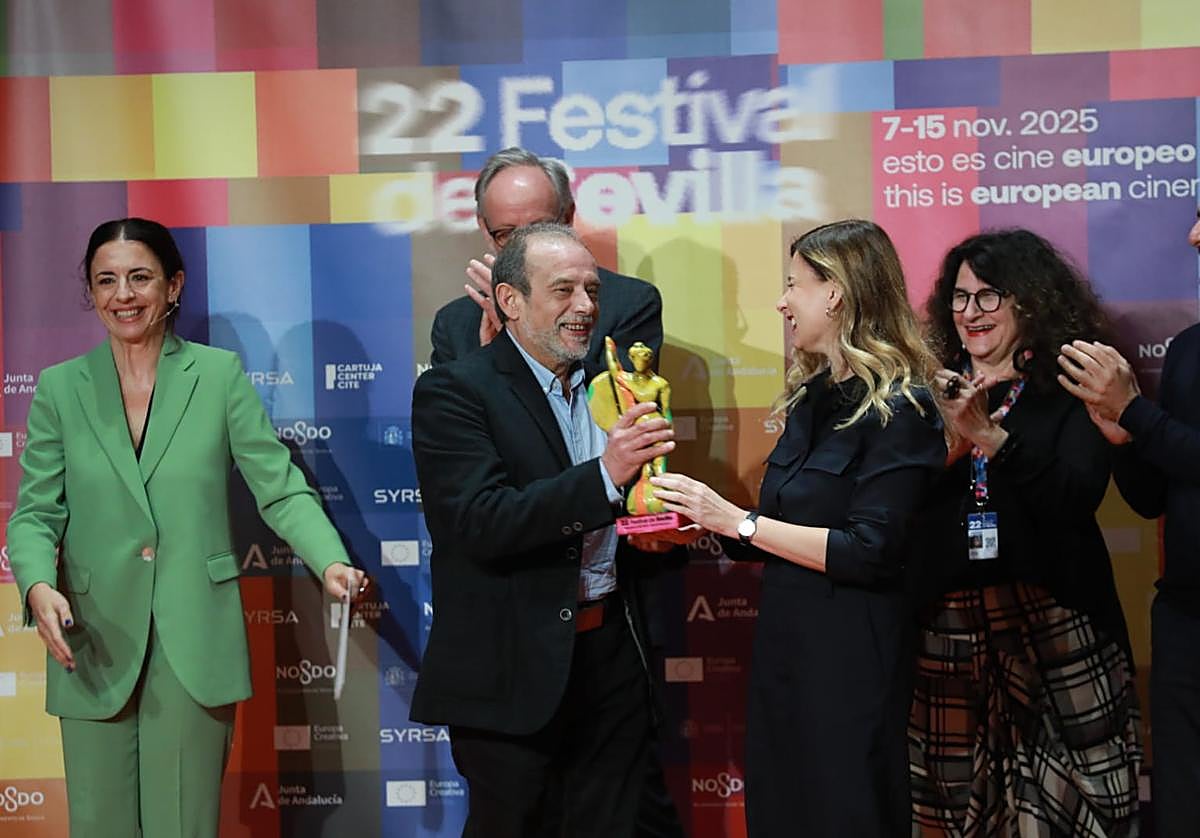 Diego Palomino, de la distribuidora Karna, ha recogido el Giraldillo de Oro para 'We believe you'