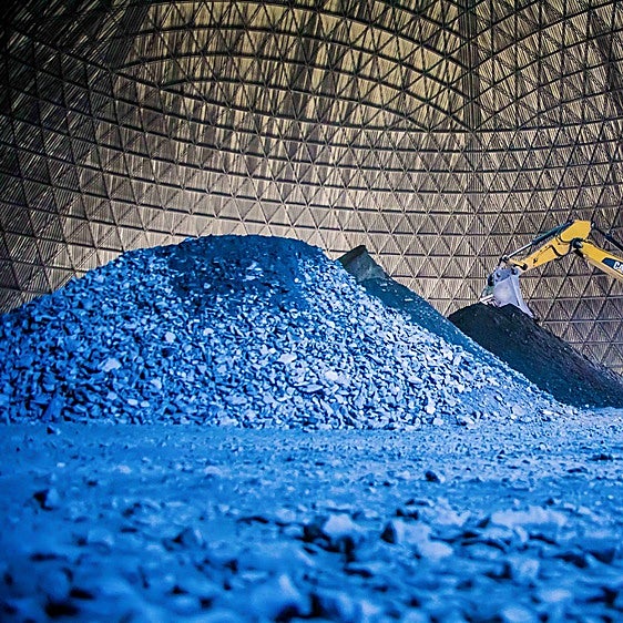 Uno de los domos, que es una zona cubierta en la que se almacenan los minerales