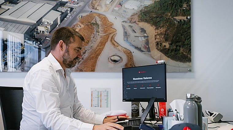 Rob Scargill en su despacho, que está adornado con una imagen gigante de la explotación minera