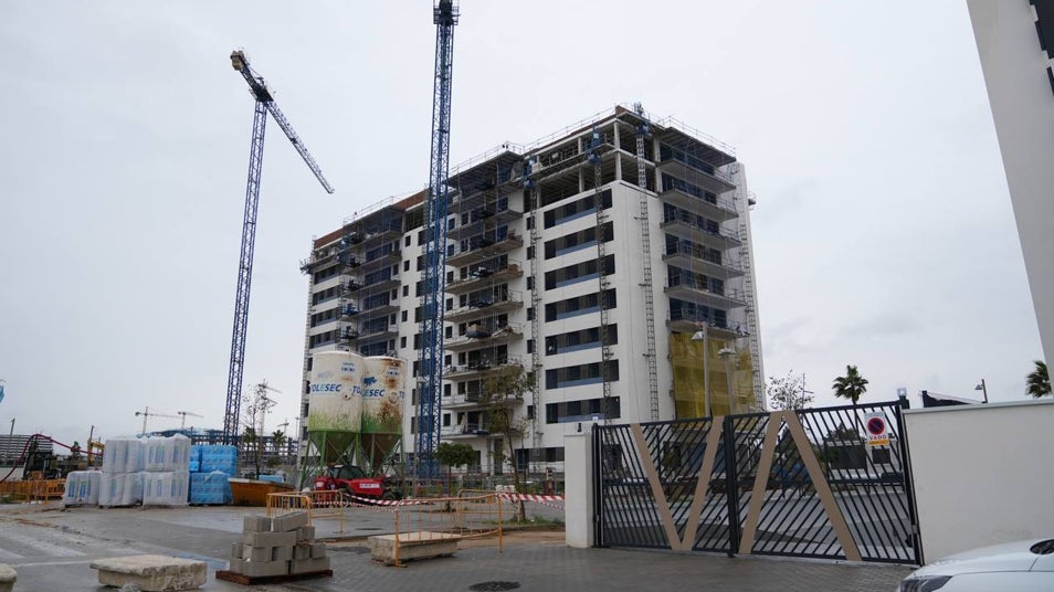 Una pareja joven tarda casi 10 años en ahorrar para la entrada de una vivienda en Sevilla