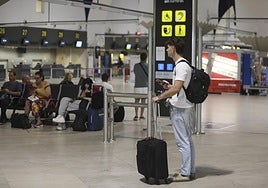 El aeropuerto de Sevilla sobrepasa los 900.000 viajeros en octubre por primera  vez en su historia