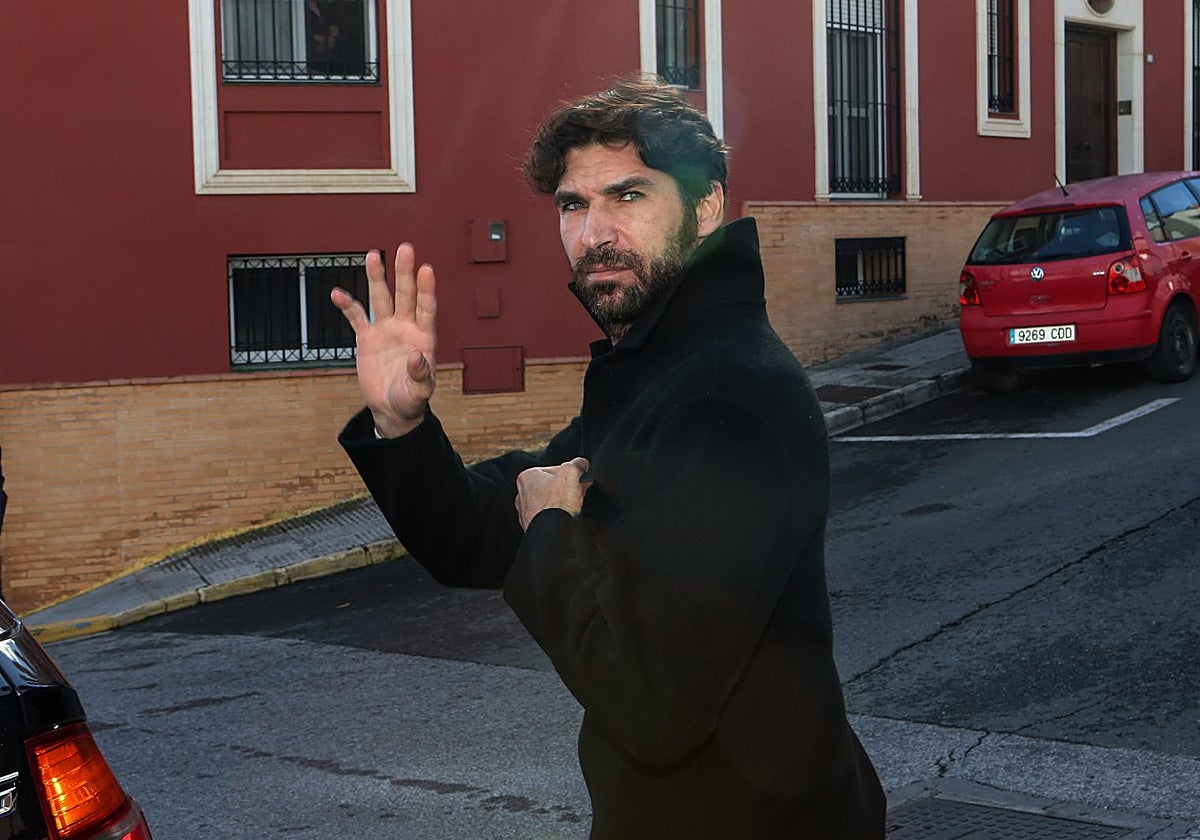 Cayetano Rivera saluda a la salida de las diligencias judiciales a las que ha acudido este lunes en Alcalá