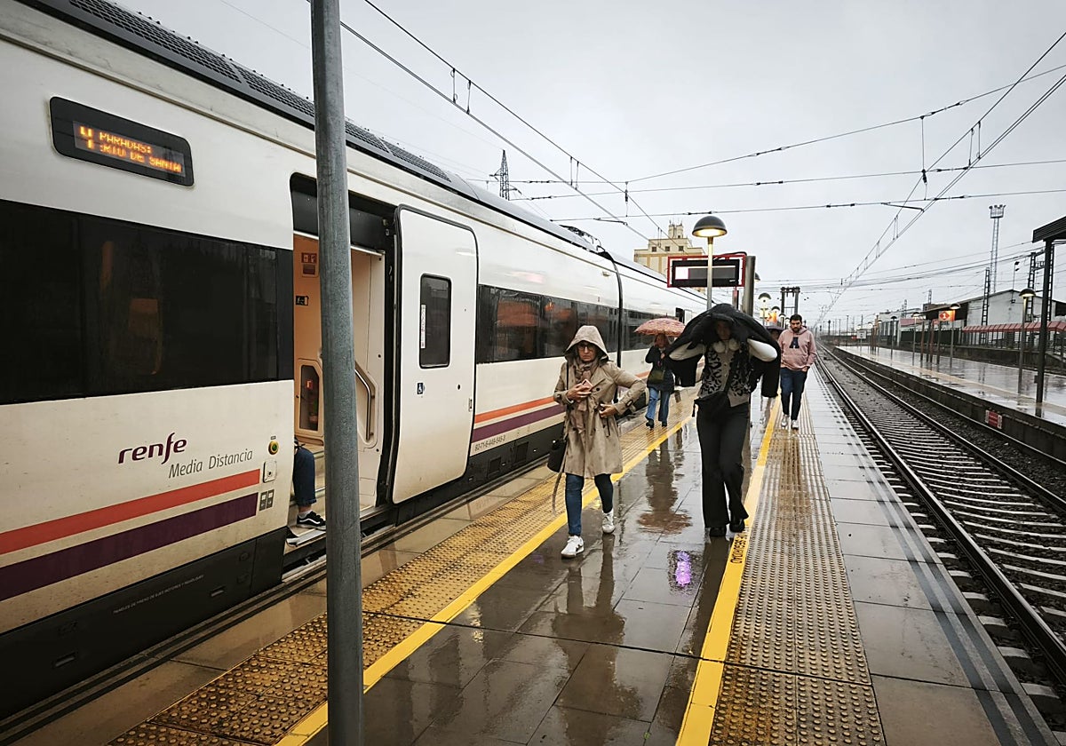 Pasajeros desalojados del tren detenido en la estación de Lora del Río