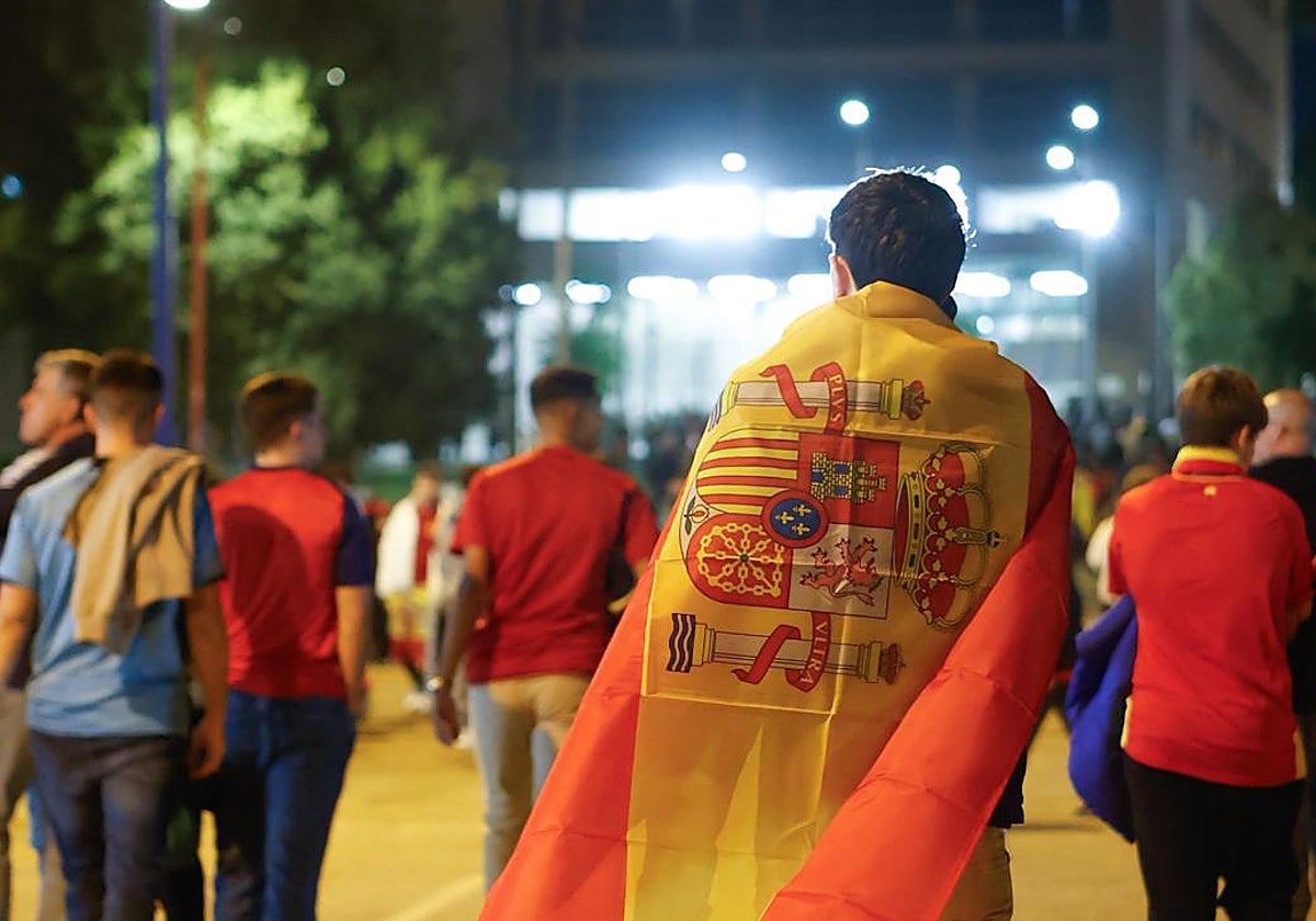 Aficionados llegando a pie al estadio de La Cartuja