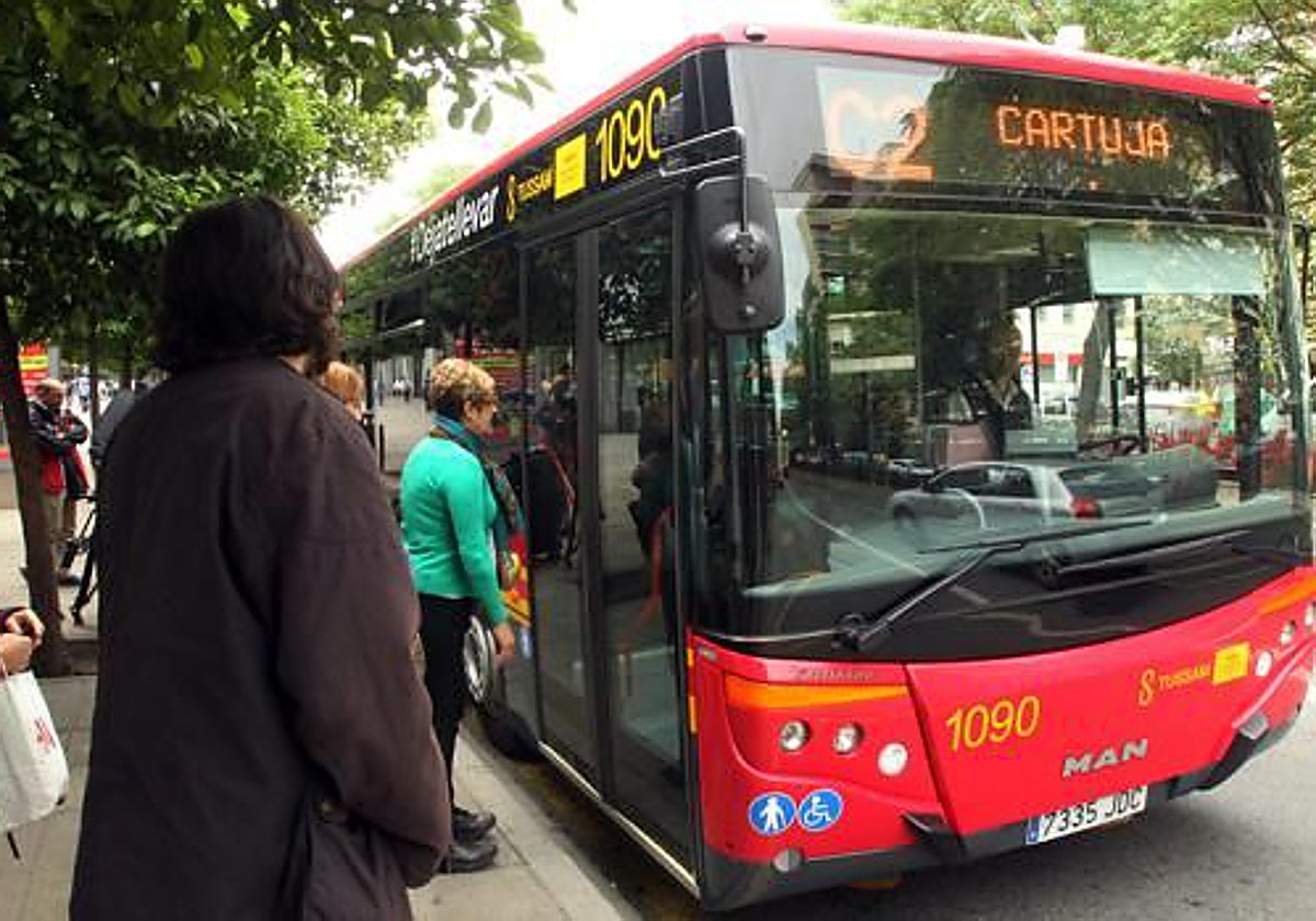 Un autobús de Tussam que se dirige a la Cartuja