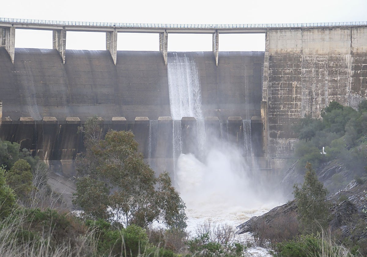 El embalse del Gergal desagua tras las lluvias del pasado mes de marzo