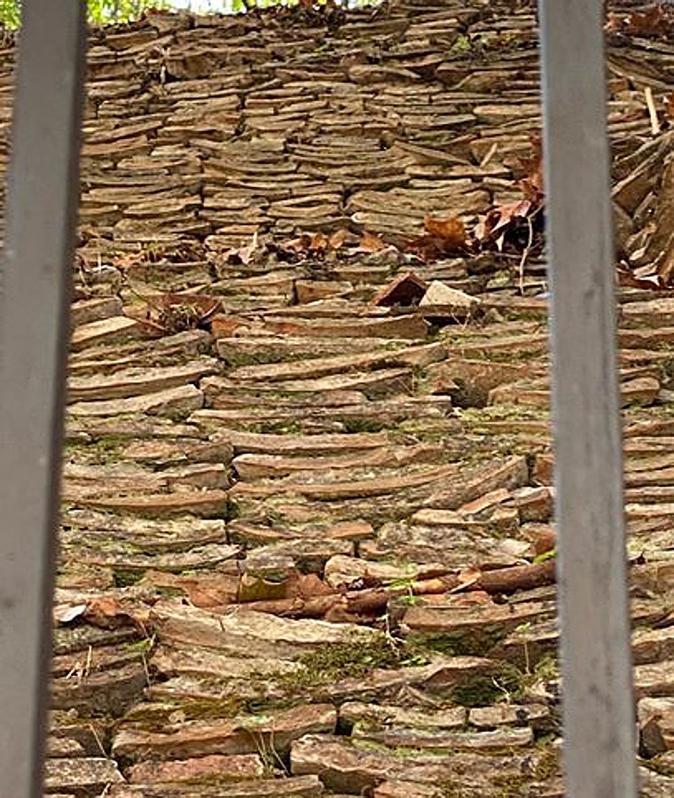 Capas de los «tiestos ordenados» de las ánforas de aceite de la Baetica a los pies del Monte Testaccio de Roma