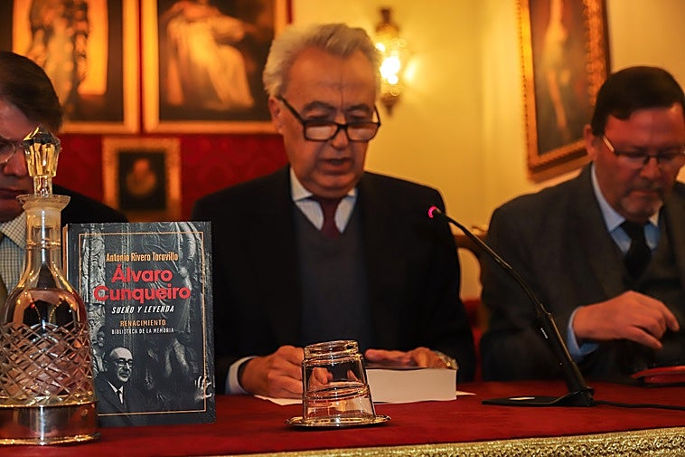 La Academia de Buenas Letras presenta el libro póstumo que Antonio Rivero dedicó al escritor Álvaro Cunqueiro