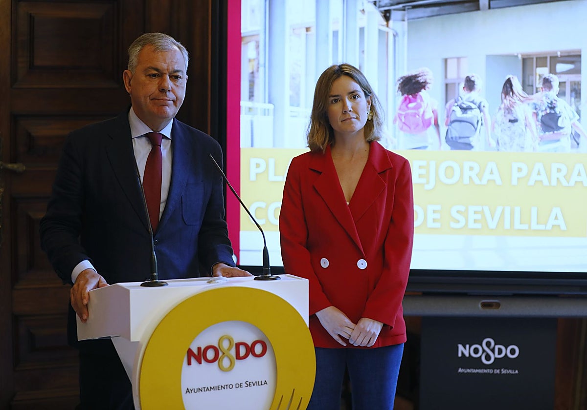 El alcalde de Sevilla, José Luis Sanz, y la delegada de Educación, Blanca Gastalver, en una imagen de archivo