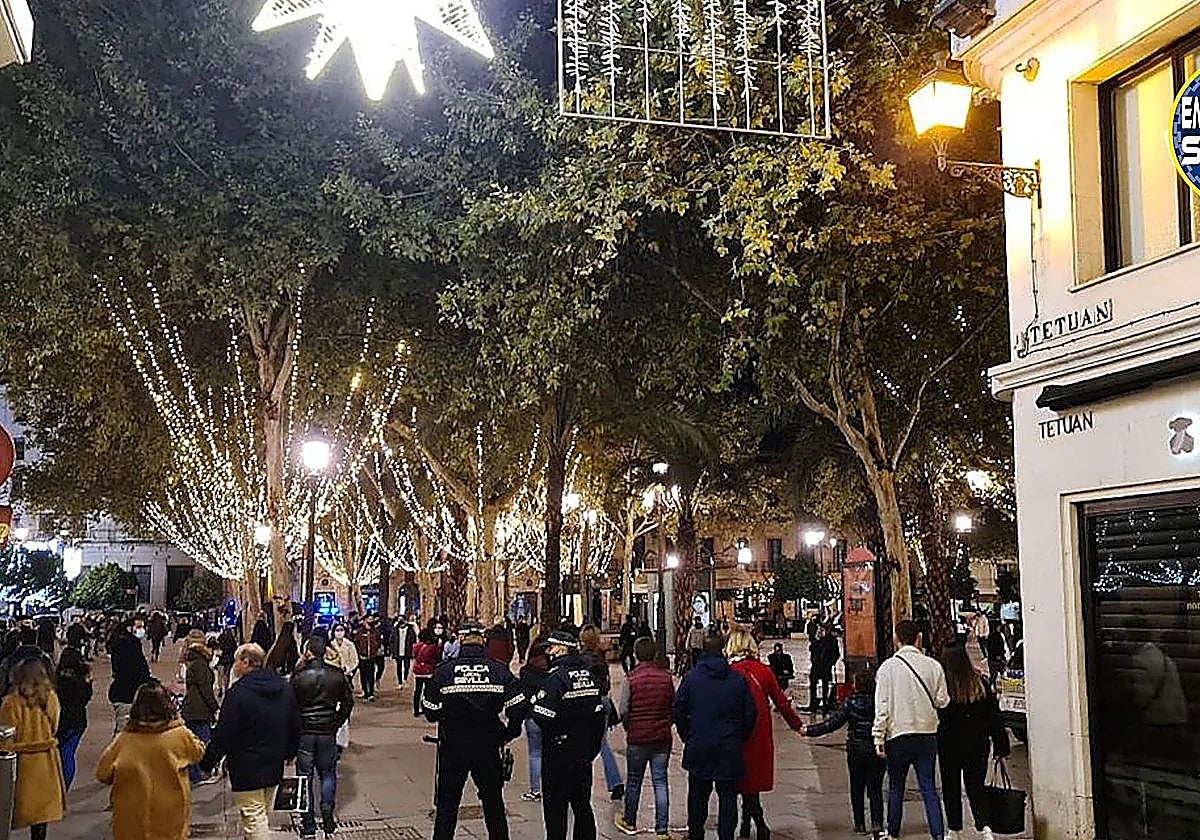 Dos agentes de la Policía Local en la calle Tetuán durante los días de Navidad