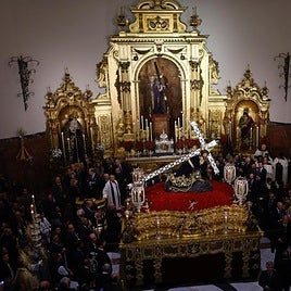 El Señor de las Penas ante Jesús del Gran Poder