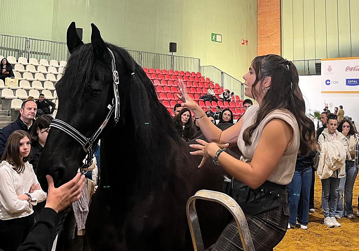 Miriam Luque en el taller de trenzado de crines en Sicab 2025