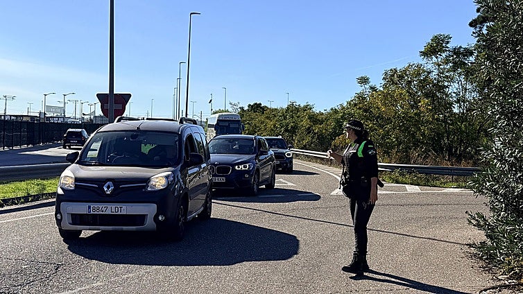 La falta de Policía Local condiciona  las salidas de la Cartuja tras el partido del Betis