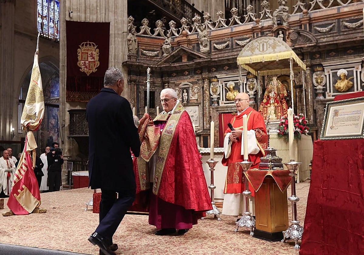 El alcalde, recibiendo la espada Lobera de manos del arcediano Francisco Ortiz
