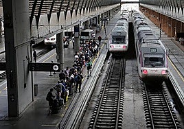Personas con movilidad reducida reclaman estaciones de trenes más accesibles en Sevilla