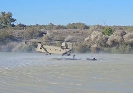 Efectivos de élite del Ejército se adiestran en el Guadalquivir con helicópteros y lanchas