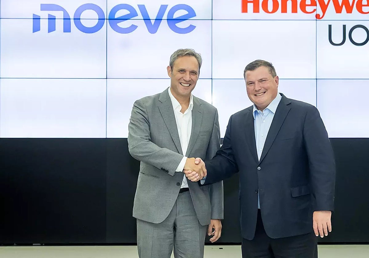 José María Solana, director general de Moeve Química, y Ken West, presidente y CEO de ESS en Honeywell