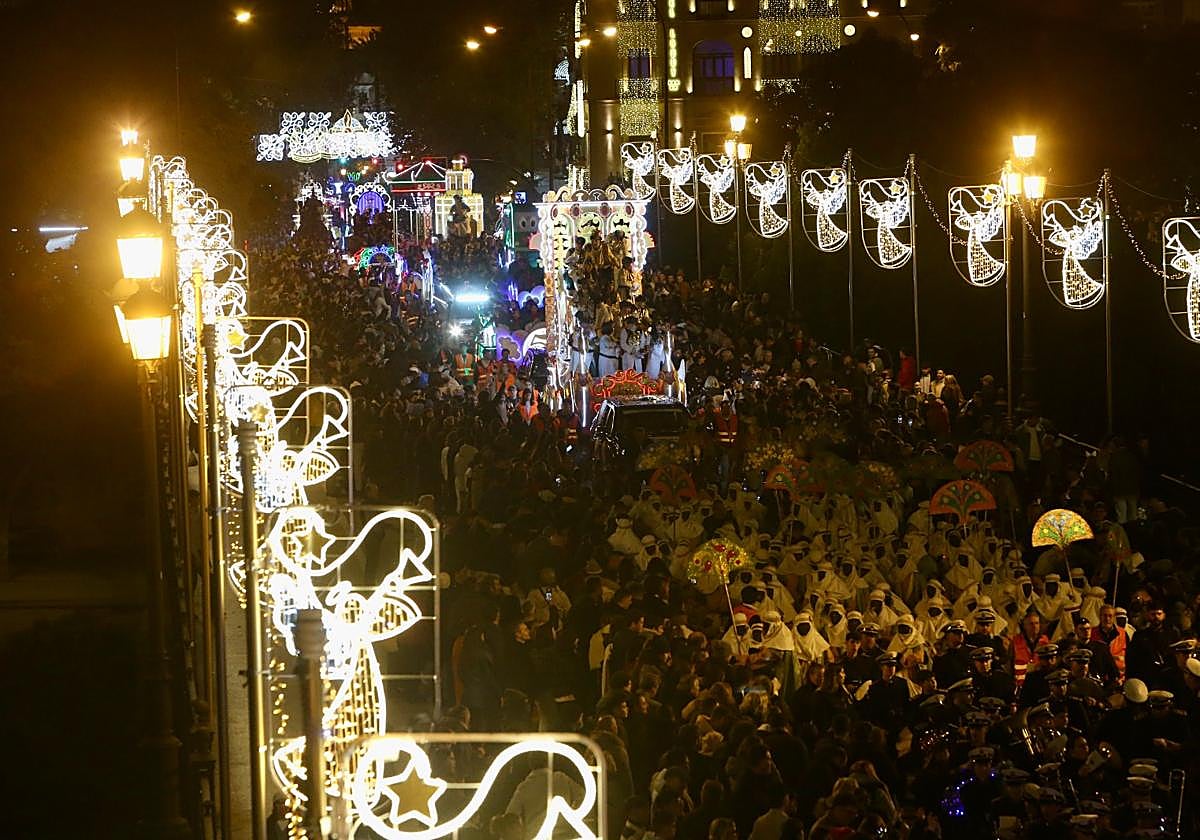 Paso de la Cabalgata de Reyes Magos por el puente de Triana